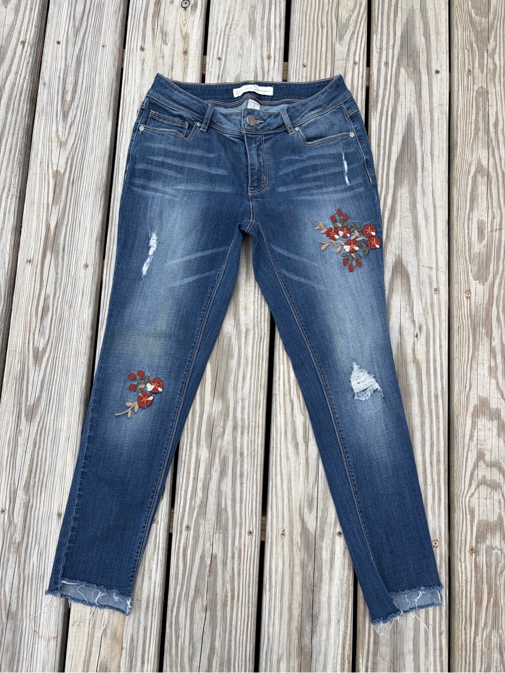 Women’s Cato Floral Embroidered Jeans Pants Size 4 Raw Hem‎ Distressed Boho